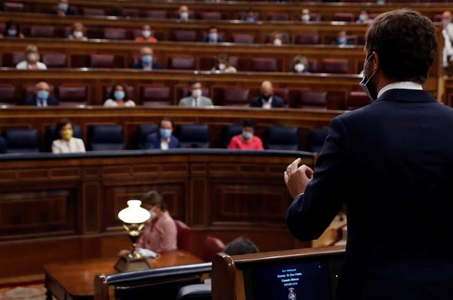 Pedro Sánchez atiende la intervención de Pablo Casado en el Congreso. J. J. GUILLÉN
