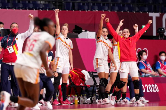 Las jugadoras españolas celebran su victoria ante Serbia. EFE/Kai Fösterling