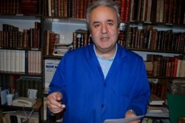 Felipe Martínez, propietario de la librería Camino de Santiago, y experto en tasación de libros