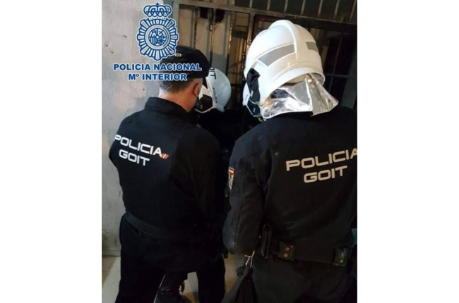 Agentes de la Policía Nacional en una redada antidroga. DL