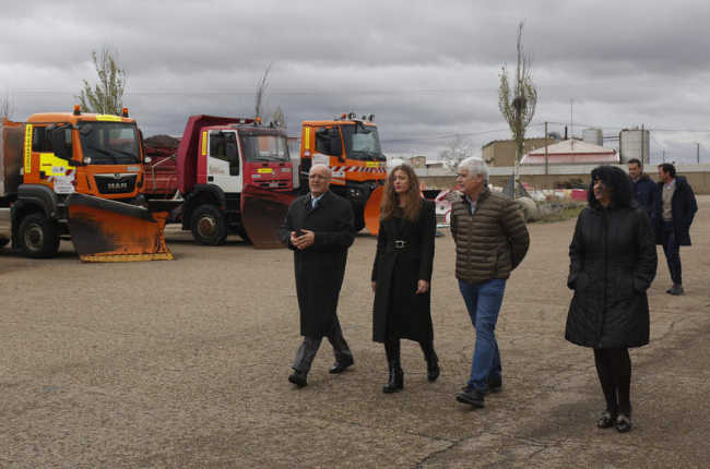 La delegada visitó ayer el parque móvil de la Junta en León, ubicado en Onzonilla. FERNANDO OTERO