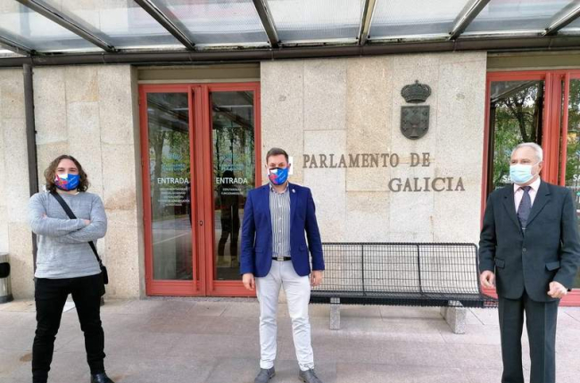 La delegación bercianista, ayer en el Parlamento gallego. DL