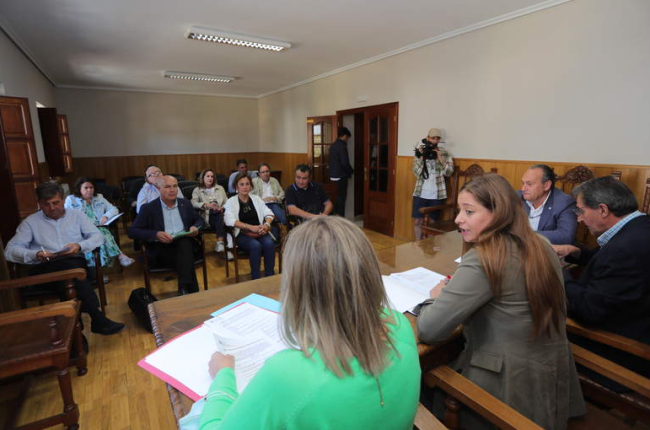 Participantes en la reunión del Consejo Agrario Provincial celebrada en Molinaseca. ANA F. BARREDO