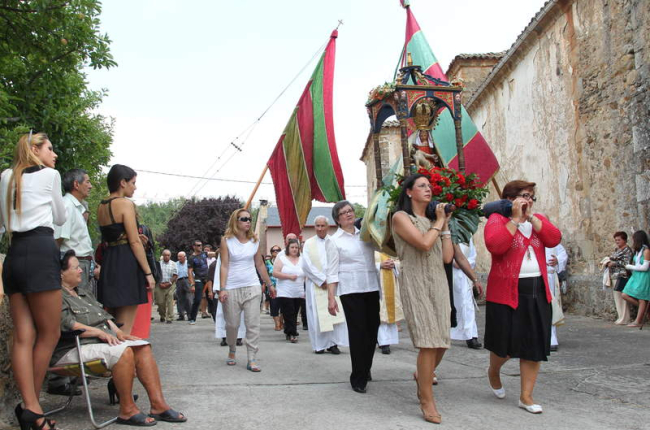Las mujeres portan a la Virgen de las Angustias en la romería de La Garandilla.
