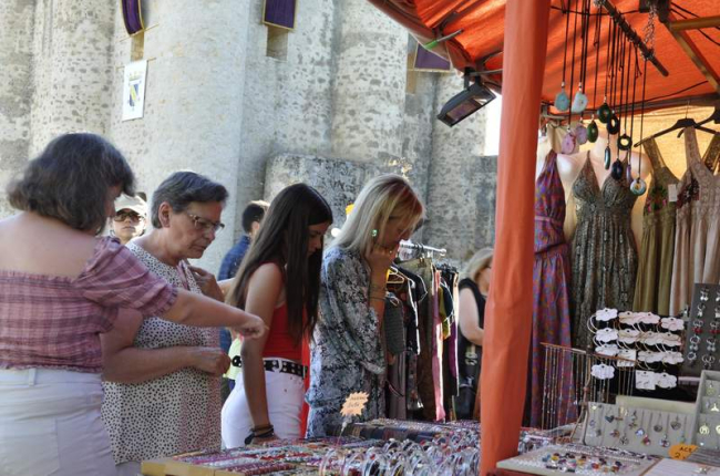 La imagen muestra la buena afluencia de público ayer la mercado medieval coyantino. DL