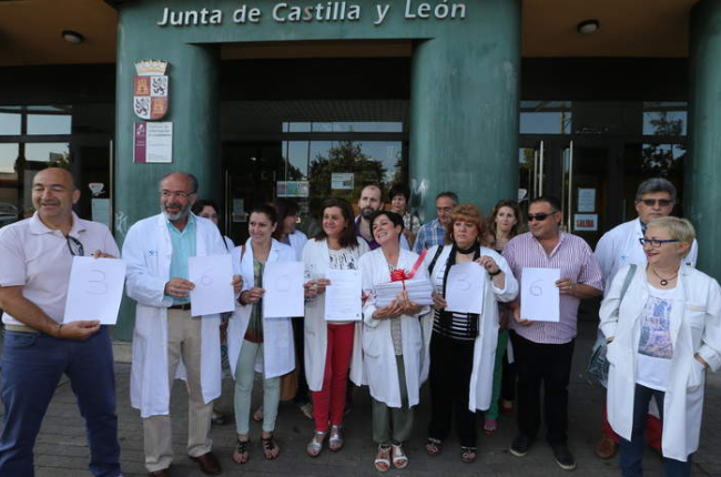 Los representantes de la Junta de Personal del Hospital del Bierzo, ayer registrando las firmas en la sede de la Junta.