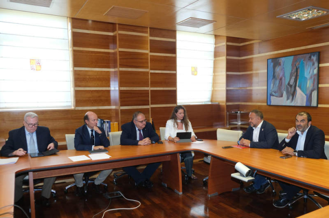 Autoridades autonómicas y comarcales que participaron ayer en la reunión. JCYL