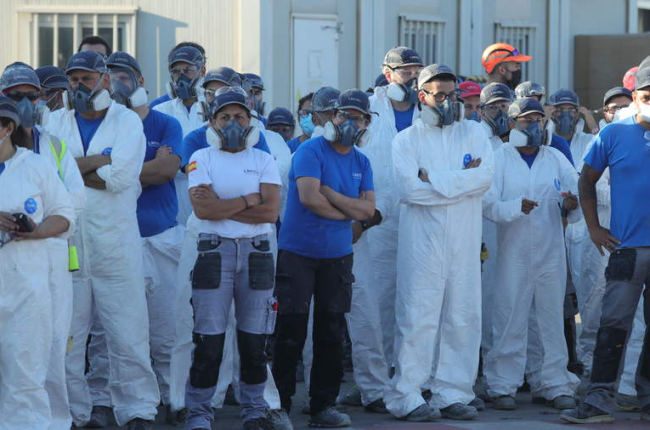 Trabajadores del primer turno de la mañana de ayer en la asamblea celebrada en la fábrica de LM de Ponferrada. LUIS DE LA MATA