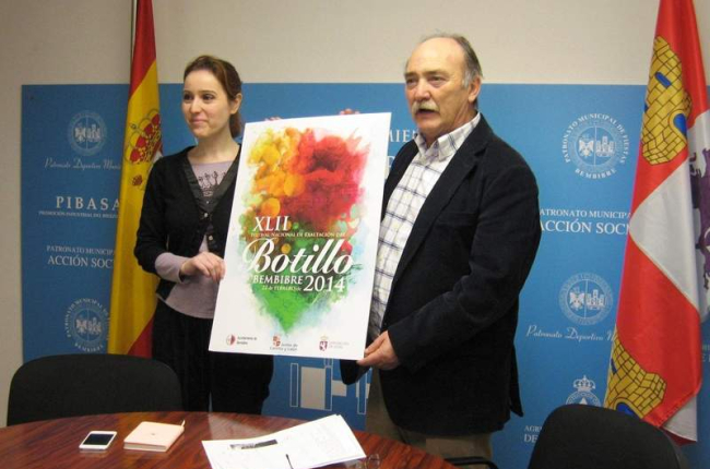 Laura Álvarez Alonso, edil de Cultura, y el alcalde José Manuel Otero, con el cartel.