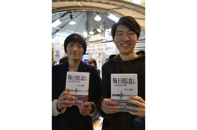 Shingo Kawamorita y Masahiro Inoue sostienen una copia de la nueva novela de Muramaki