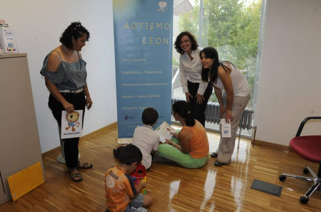 Madres juegan con sus hijos en Autismo León junto a la presidenta, Ana López, segunda por la derecha.