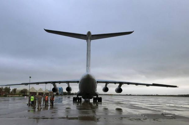Un avión procedente de Shanghái, con 11,7 toneladas de material sanitario, aguarda en la pista tras aterrizar en la base aérea de Torrejón de Ardoz, este miércoles, en Madrid. MINISTERIO D