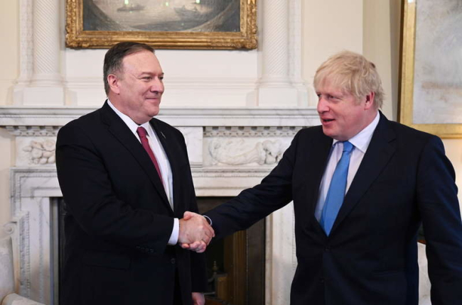 El secretario de Estado de EE UU, Pompeo, estrecha la mano del primer ministro Johnson.