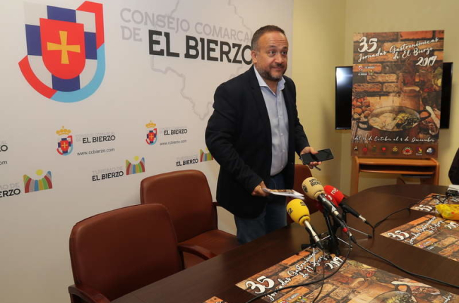 Álvarez Courel posa junto al cartel de las jornadas. ANA F. BARREDO.