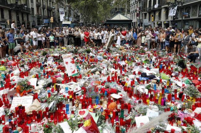 Imagen de una concentración en recuerdo de las víctimas del atentado de Las Ramblas. ANDREU DALMAU