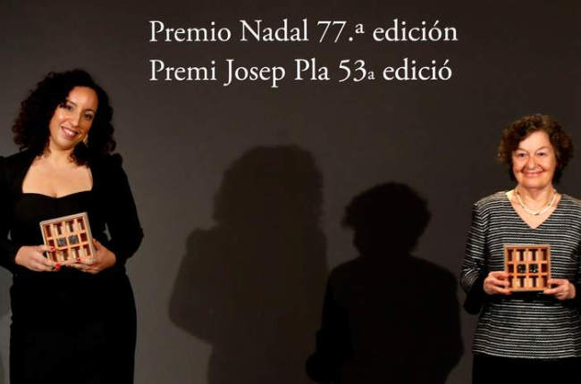 Najat El Hachmi, ganadora del Premio Nadal con la novela ‘El lunes nos querrán’, junto a María Barbal Premio Josep Pla. TONI ALBIR