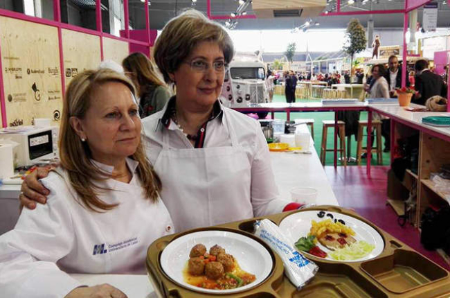 Josefina Manceñido, cocinera, y Soledad Parrado, subdirectora de gestión, en el taller. DL