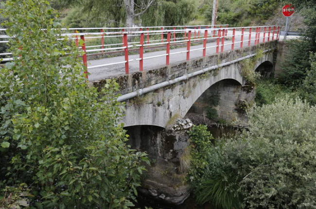 El puente centenario de Aguasmestas, hoy casi en desuso.