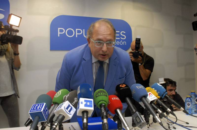 Eduardo Fernández toma el mando del PP.