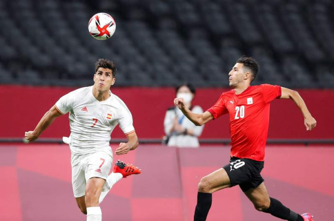 Marco Asensio controla el balón ante el centrocampista egipcio Ahmed Fotouh. MORENATTI