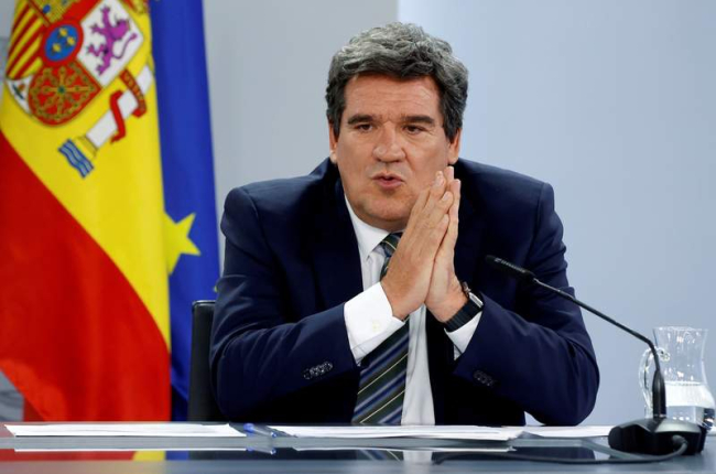 Imagen del ministro José Luis Escrivá, ayer, tras el Consejo de Ministros extraordinario. J. J. GUILLÉN