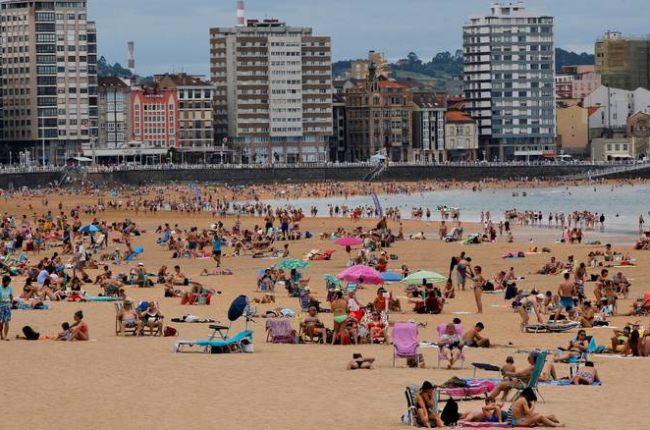 Imagen de la playa de San Lorenzo, en Gijón, el pasado domingo. ALBERTO MORANTE