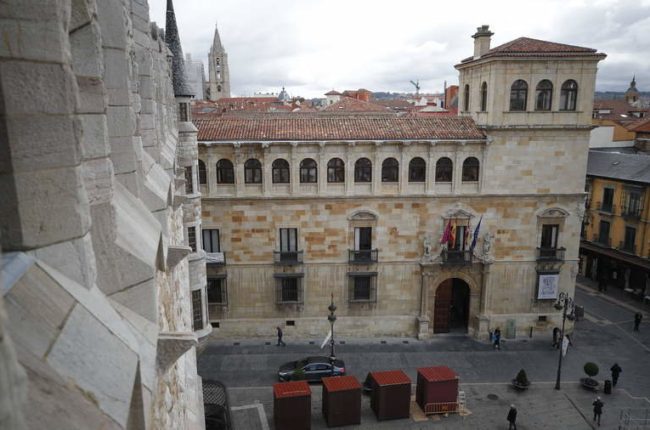 Imagen del Palacio de los Guzmanes, sede de la Diputación, desde Casa Botines.