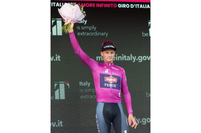 Mathieu van der Poel es el primer líder del Giro. BALAZS MOHAI