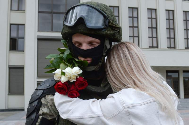 Una mujer abraza en Minsk a un policía en una manifestación de apoyo a la oposición. YAUHEN YERCHAK