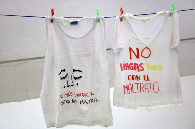 Camisetas con mensajes contra la violencia de género durante una protesta en la Universidad de León. DL