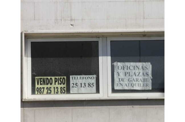 Carteles para el alquiler y venta de viviendas en un edificio de León. DL