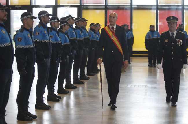 El alcalde de León, Jose Antonio Diez, pasa revista a los agentes de la Policía Local. JESÚS F. SALVADORES