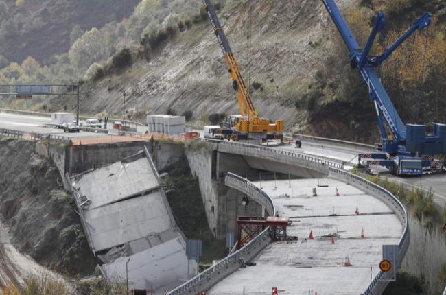 Imagen reciente del viaducto del Castro que se vino abajo en la A-6 por dos veces. L. DE LA MATA