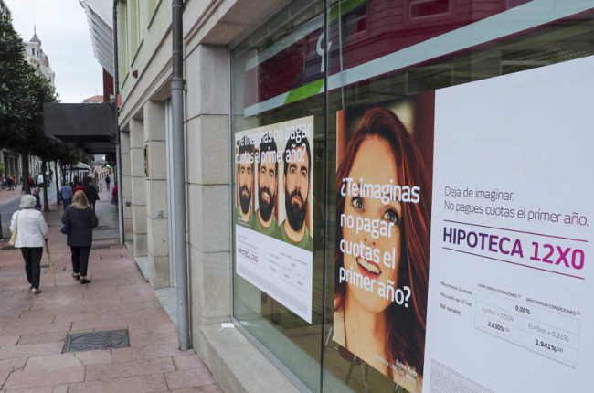 Cartel anunciador de hipotecas de una sucursal bancaria en Oviedo. J. L. CEREIJIDO