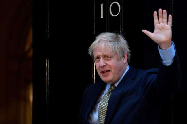 Boris Johnson saluda desde el número 10 de Downing Street.