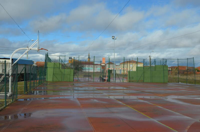 Imagen de la pista deportiva de Urdiales del Páramo. MEDINA
