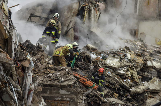 Imagen de los servicios de rescate en un edificio de Dnipró destruido por Rusia. OLEG PERTASYUK