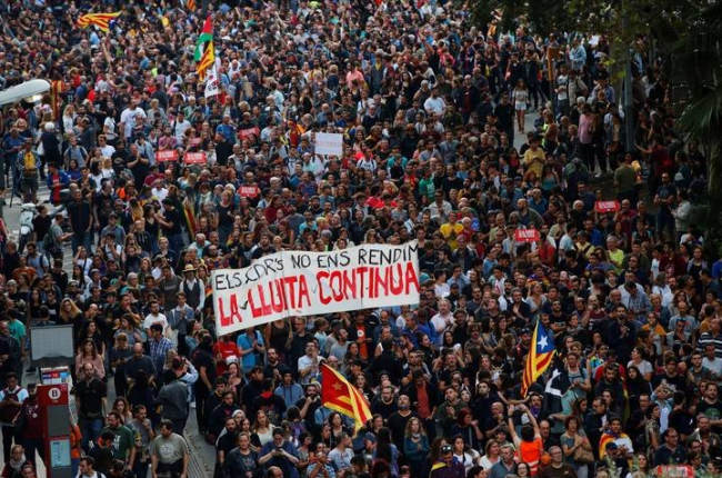 Imagen de la manifestación que llena las calles de Barcelona en estos momnetos. ENRIC FONTCUBERTA