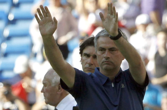 José Mourinho se despide de los ultras al finalizar su último partido como técnico del Madrid.