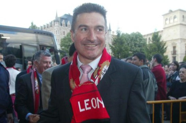 El entrenador campeón de 2002, Manolo Cadenas. al llegar al León tras el triunfo. JESÚS F. SALVADORES