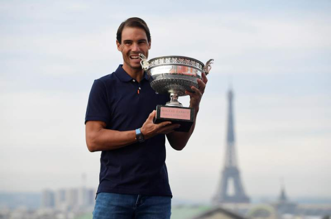 El posado de Rafa Nadal con la Copa de los Mosqueteros y la Torre Eiffel se ha convertido en una tradición más del tenista. JULIEN DE ROSA