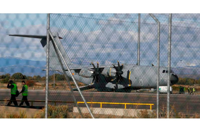 El A-400, el avión de transporte más grande con el que cuenta el Ejército del Aire, ayer, en la base de La Virgen del Camino. RAMIRO