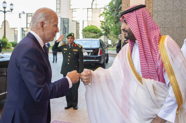 Joe Biden junto a Mohammed Bin Salman, ayer en Yeda.  BANDAR ALJALOUD HANDOUT
