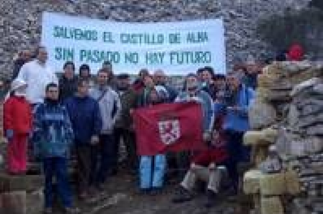 Miembros de colectivos ecologistas concentrados ayer en las ruinas del Castillo de Llanos de Alba