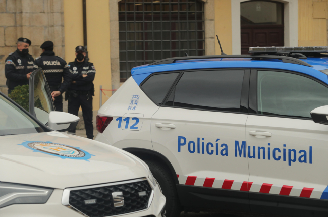 Agentes y vehículos de la Policía Municipal de Ponferrada. L. DE LA MATA