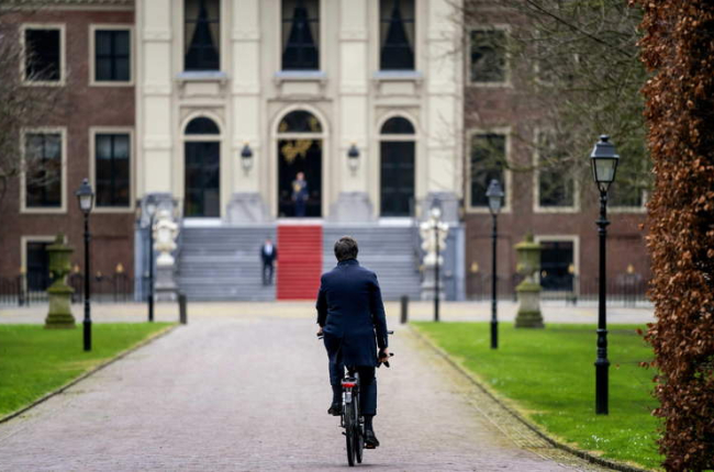 Mark Rutte acude en bici al palacio de Guillermo. SEM VAN DER WAL