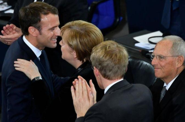 Merkel felicita a Macron tras su discurso en el Bundestag.