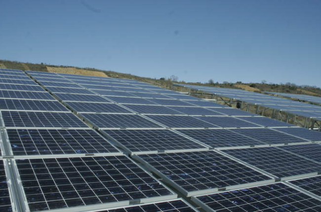 Paneles solares en el polígono industrial de Bembibre, en una imagen de archivo. VÍCTOR ARIAS