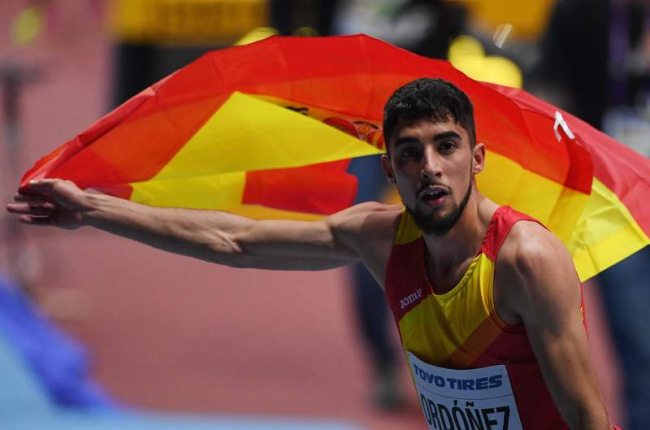 Saúl Ordóñez celebra con una bandera de España su éxito en el Mundial de atletismo. ARRIZABALAGA