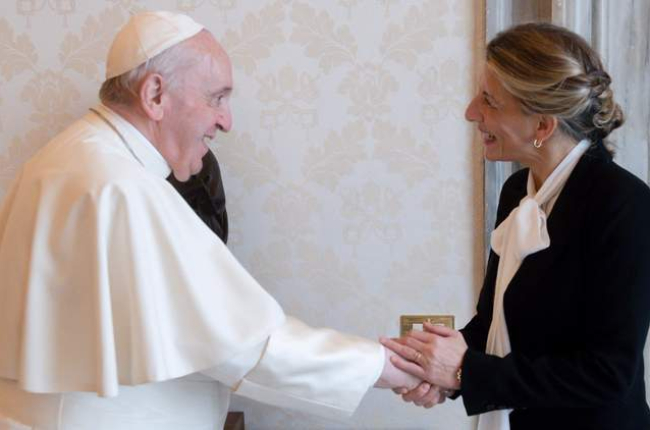 El papa saluda ayer a la vicepresidenta del Gobierno español, Yolanda Díaz, en una audiencia en el Vaticano. VATICAN MEDIA